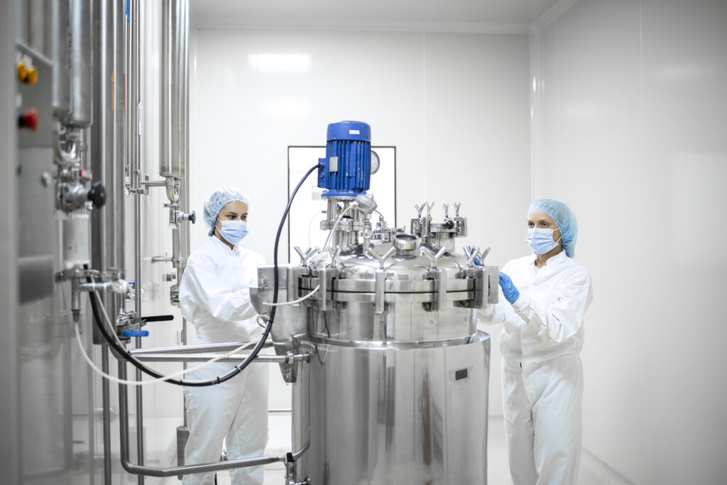 twee medewerkers in een farmaceutische productiefabriek