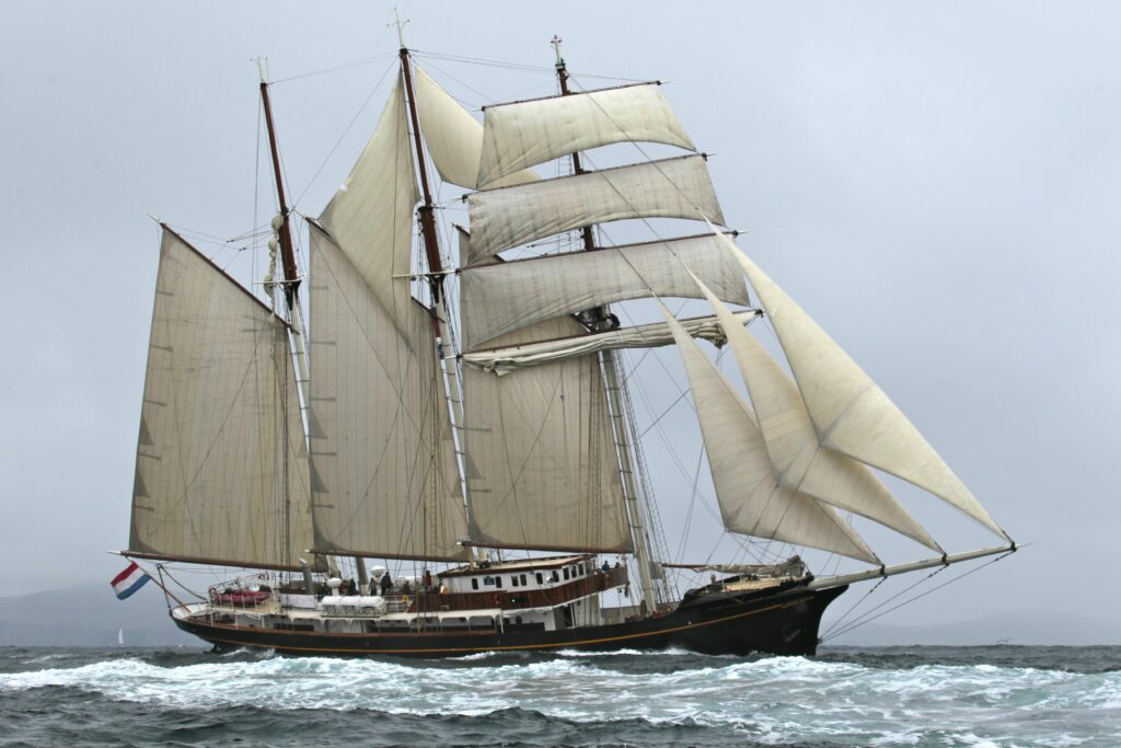 de Gulden Leeuw bevaart de Oceaan