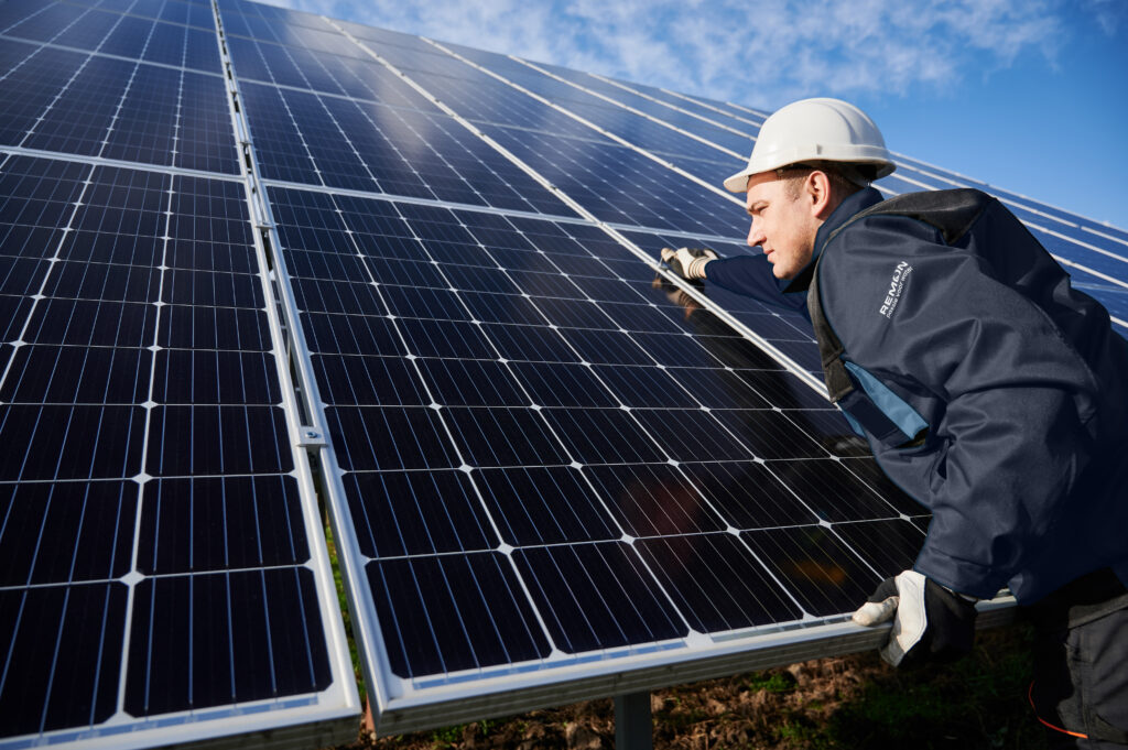 Een installateur van Remon Waterbehandeling plaatst zonnepanelen